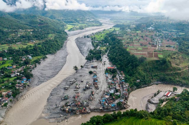 Una vista aérea muestra casas sumergidas en lodo tras las inundaciones repentinas en Devighat, municipio de Bidur, en la confluencia de los ríos Trishuli y Tadi, en el distrito de Nuwakot, Nepal, el 27 de agosto de 2026. (Prabin RANABHAT / AFP vía Getty Images)