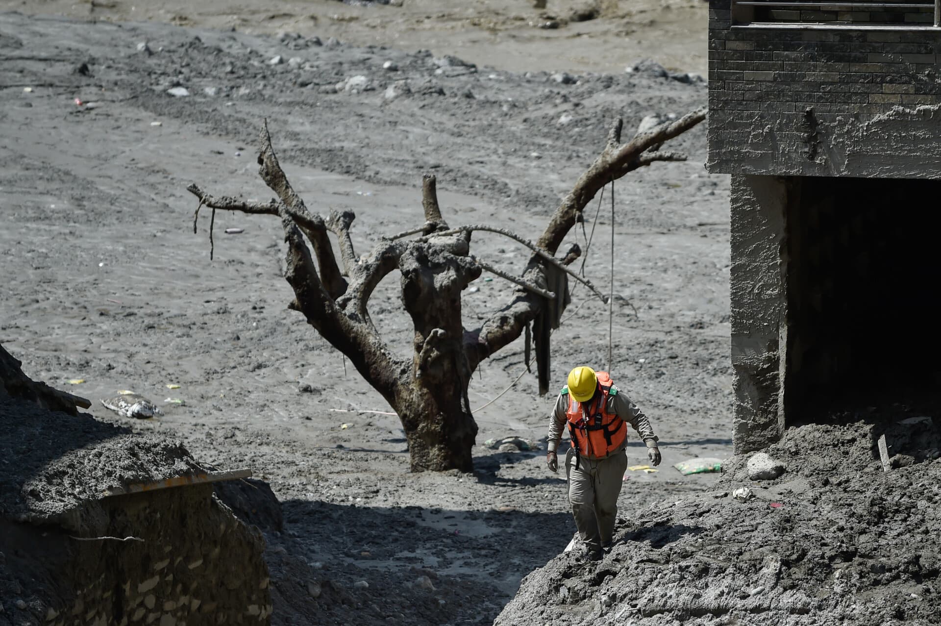 Los equipos de rescate y la policía de Nepal buscan entre el lodo y los escombros tras una devastadora crecida repentina ocurrida el 27 de agosto de 2026 en la presa de Trishuli, Nepal. (Ritesh Shukla/Getty Images)