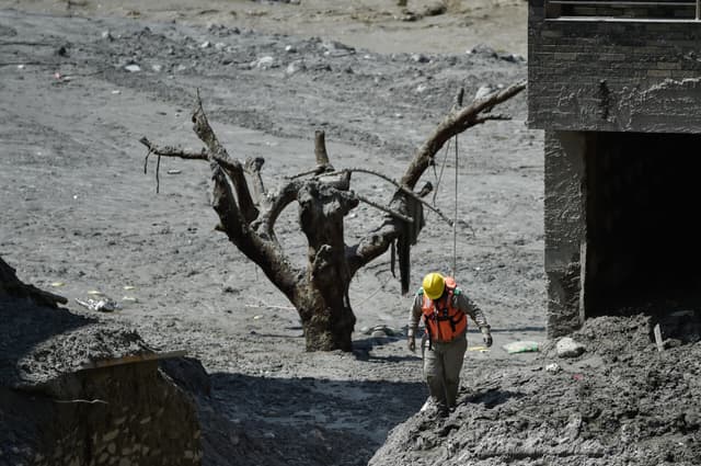 Los equipos de rescate y la policía de Nepal buscan entre el lodo y los escombros tras una devastadora crecida repentina ocurrida el 27 de agosto de 2026 en la presa de Trishuli, Nepal. (Ritesh Shukla/Getty Images)
