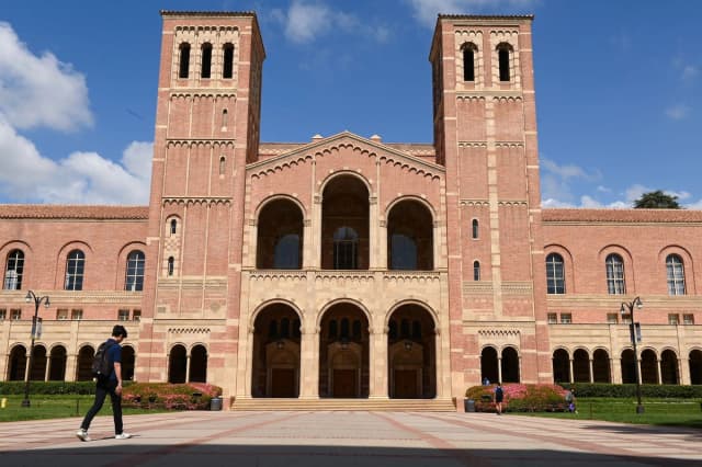 Un estudiante camina hacia Royce Hall en el campus de la Universidad de California en Los Ángeles (UCLA) el 11 de marzo de 2020. (Robyn Beck/AFP vía Getty Images)