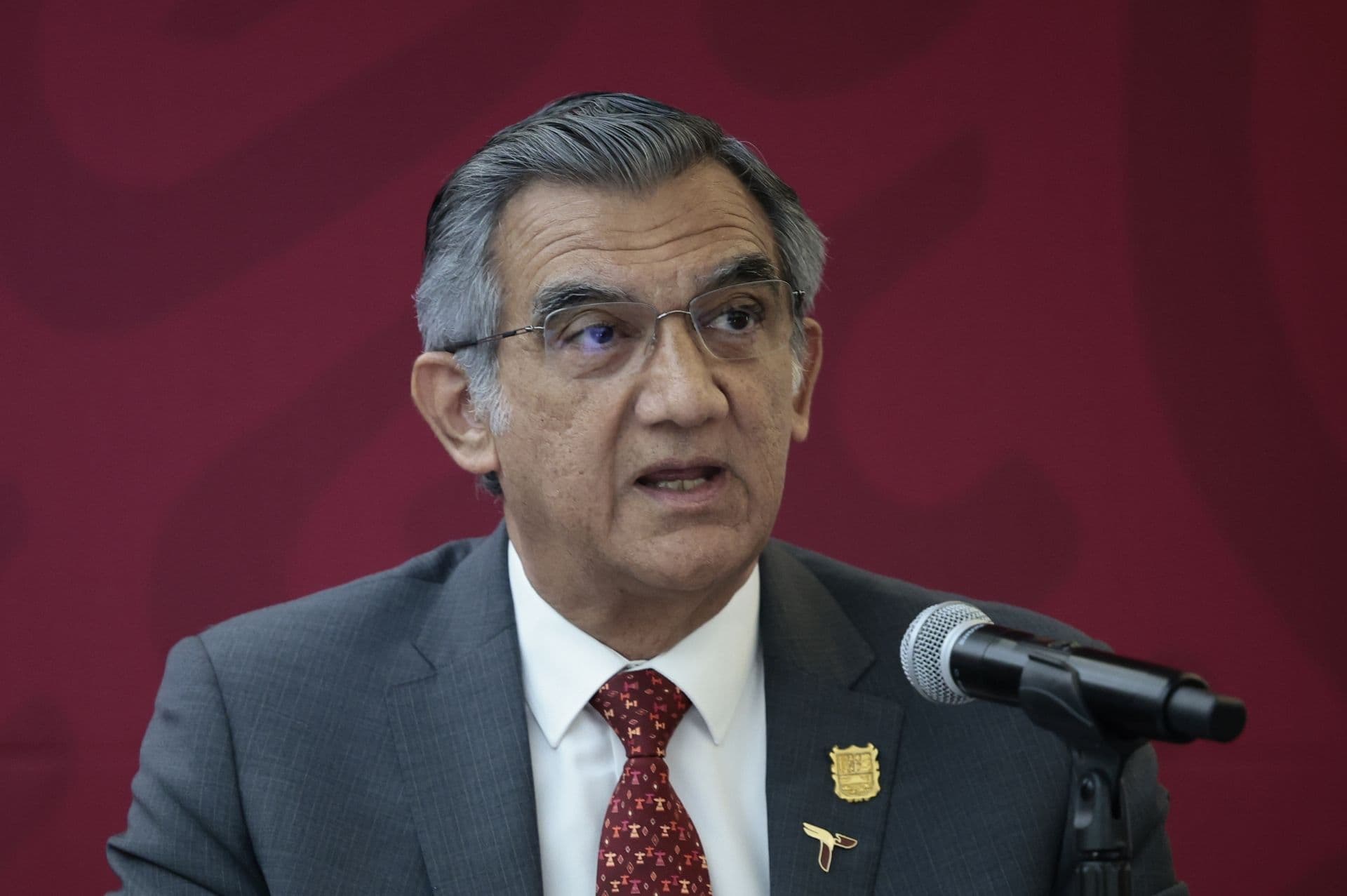El gobernador de Tamaulipas, Américo Villarreal, habla durante una rueda de prensa en la Ciudad de México (México). Imagen de archivo. (EFE/José Méndez)