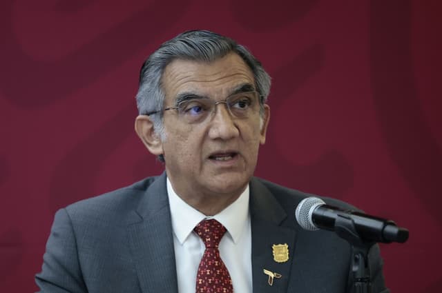 El gobernador de Tamaulipas, Américo Villarreal, habla durante una rueda de prensa en la Ciudad de México (México). Imagen de archivo. (EFE/José Méndez)
