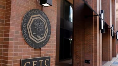 Multan con USD 172 mil a exoperador de teleprompter de la Casa Blanca por uso de información privilegiada