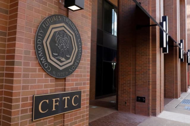 Se ve un letrero afuera de la Comisión de Negociación de Futuros de Productos Básicos (CFTC) de EE. UU. en Washington el 30 de agosto de 2020. (Andrew Kelly/Reuters)