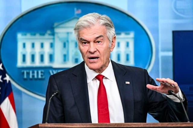 El administrador de Medicare y Medicaid, Mehmet Oz, habla durante una conferencia de prensa en la Sala de Prensa James S. Brady en la Casa Blanca, en Washington, el 2 de junio de 2026. (Mandel Ngan/AFP vía Getty Images)