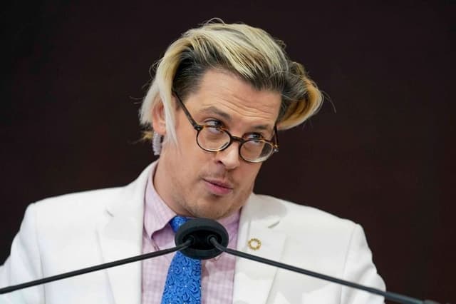 Milo Yiannopoulos habla durante un mitin frente al hotel donde la Conferencia de Obispos Católicos de los Estados Unidos celebra su reunión de la Asamblea General de Otoño en Baltimore, el 16 de noviembre de 2021. (Archivo Julio Cortez/AP Photo)