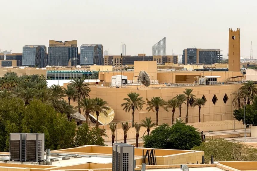 La sede de la embajada de EE. UU. en Riad, fotografiada el 3 de marzo de 2026 tras ser alcanzada por ataques con drones. (AFP vía Getty Images)