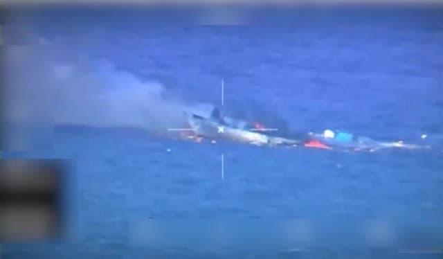 Una embarcación sospechosa de proporcionar reabastecimiento de combustible en el mar a narcotraficantes arde después de ser atacada por las fuerzas estadounidenses el 28 de agosto de 2026. (Comando Sur de EE. UU.)