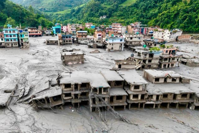 Casas anegadas en lodo tras las inundaciones repentinas en Devighat, municipio de Bidur, en el distrito nepalí de Nuwakot, el 27 de agosto de 2026. (Prabin Ranabhat/AFP vía Getty Images)