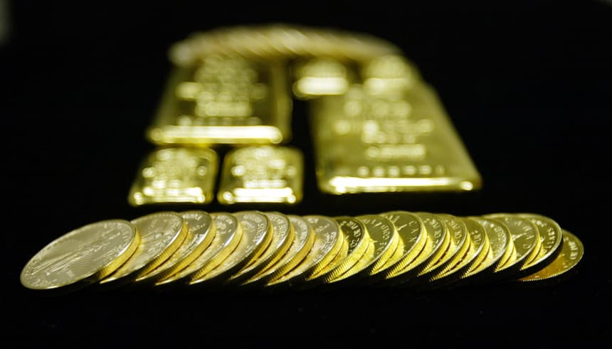 Se aprecian barras y monedas de oro en exhibición para la venta en Manfra, Tordella and Brookes, Inc. el 9 de enero de 2003 en la ciudad de Nueva York.(Mario Tama/Getty Images)