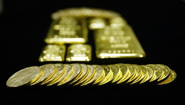 Se aprecian barras y monedas de oro en exhibición para la venta en Manfra, Tordella and Brookes, Inc. el 9 de enero de 2003 en la ciudad de Nueva York.(Mario Tama/Getty Images)
