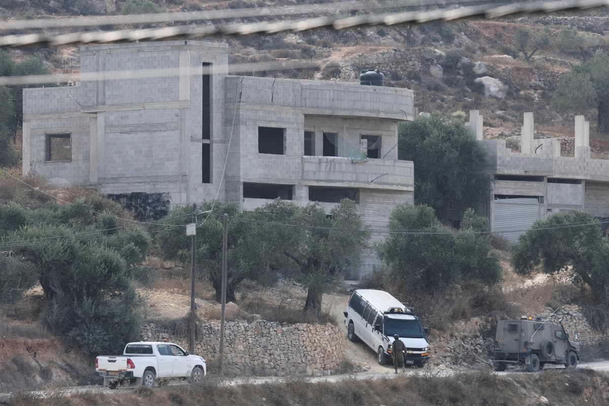 El ejército israelí cerca de una casa que fue atacada por colonos en la aldea palestina de Qusra, en Cisjordania, el 29 de agosto de 2026. (Ammar Awad/Reuters)