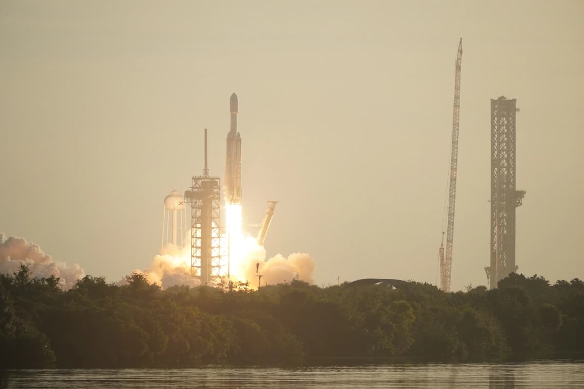 Un cohete Falcon Heavy de SpaceX, cargado con el Telescopio Espacial Nancy Grace Roman de la NASA, despega de la plataforma de lanzamiento 39A en el Centro Espacial Kennedy, en Florida, el 30 de agosto de 2026. (T.J. Muscaro /The Epoch Times).