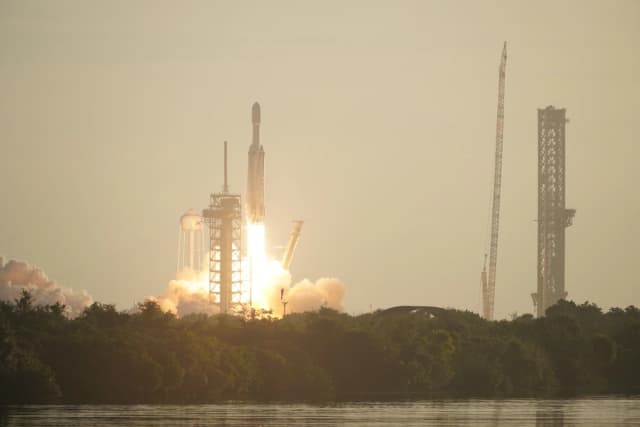 Un cohete Falcon Heavy de SpaceX, cargado con el Telescopio Espacial Nancy Grace Roman de la NASA, despega de la plataforma de lanzamiento 39A en el Centro Espacial Kennedy, en Florida, el 30 de agosto de 2026. (T.J. Muscaro /The Epoch Times).