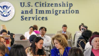Tras 35 años, USCIS vuelve a investigar en los vecindarios de quienes piden la ciudadanía
