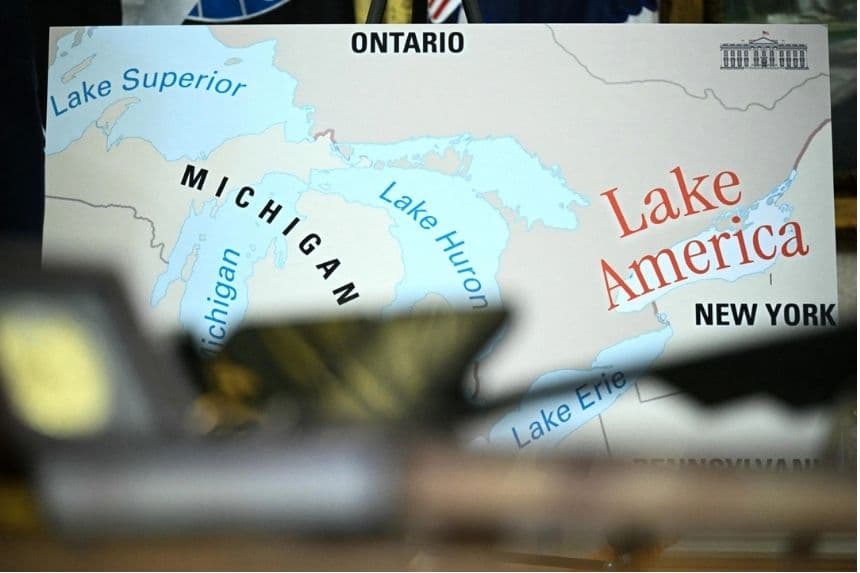 Se muestra un mapa mientras el presidente Donald Trump firma una orden ejecutiva para cambiar el nombre del lago Ontario a lago América en el Despacho Oval de la Casa Blanca, el 27 de agosto de 2026. (Jim Watson /AFP vía Getty Images)