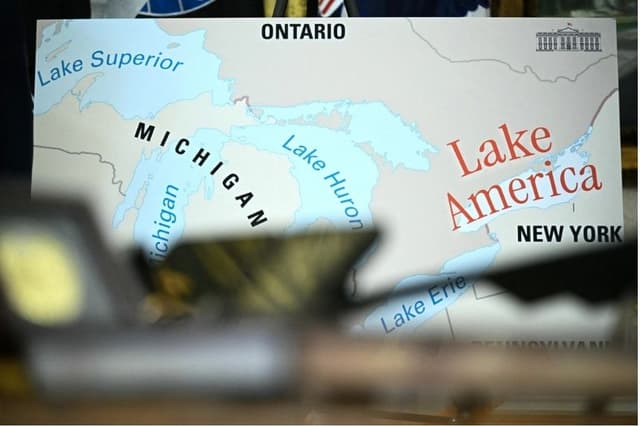 Se muestra un mapa mientras el presidente Donald Trump firma una orden ejecutiva para cambiar el nombre del lago Ontario a lago América en el Despacho Oval de la Casa Blanca, el 27 de agosto de 2026. (Jim Watson /AFP vía Getty Images)