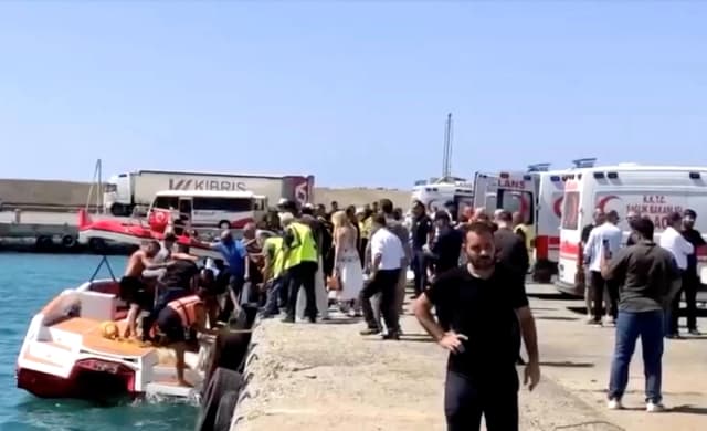 8 personas mueren tras el vuelco de un ferry con casi 270 pasajeros frente a Chipre