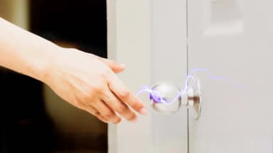 ¿Qué hace que ciertas personas acumulen más electricidad estática?