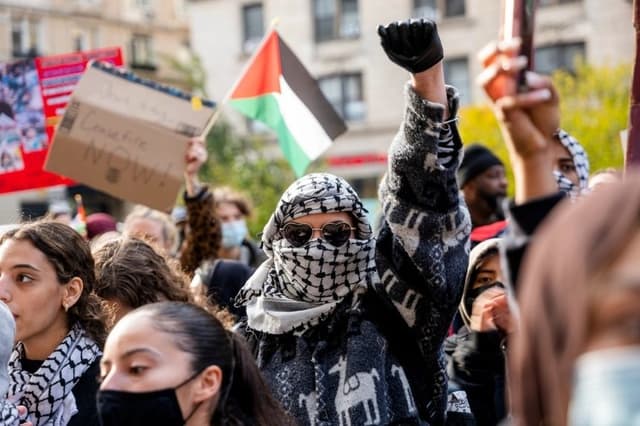Estudiantes participan en una protesta propalestina cerca del campus de la Universidad de Columbia en la ciudad de Nueva York, el 15 de noviembre de 2023. (Spencer Platt/Getty Images)