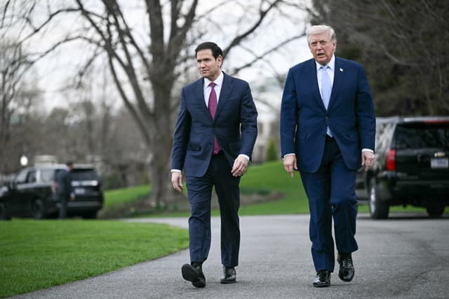 El presidente Donald Trump camina con el secretario de Estado estadounidense, Marco Rubio, cerca del jardín sur de la Casa Blanca en Washington el 20 de marzo de 2026. (Brendan Smialowski/AFP vía Getty Images)