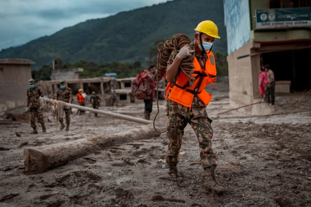 Soldados buscan cuerpos mientras las operaciones de rescate se transforman en labores de búsqueda y recuperación, tras las inundaciones repentinas en Devighat, Nepal, el 29 de agosto de 2026. (Ezra Acayan/Getty Images)