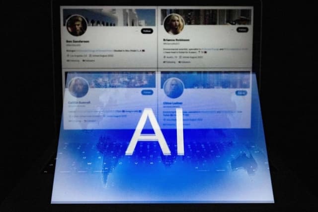Un logotipo de inteligencia artificial combinado con cuatro cuentas falsas de Twitter con fotos de perfil aparentemente generadas por software de IA, tomadas en Helsinki el 12 de junio de 2023. (Olivier Morin/AFP vía Getty Images)