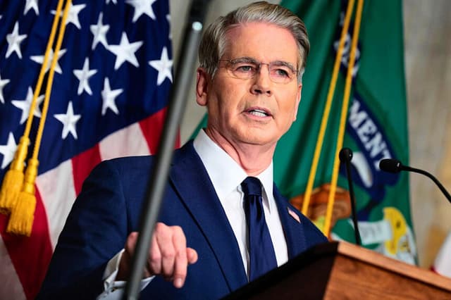 El secretario del Tesoro de EE. UU., Scott Bessent, anuncia un nuevo conjunto de sanciones contra Irán, a las que describe como "el día D económico", en la Sala de Caja del Departamento del Tesoro en Washington, el 24 de agosto de 2026. (Chip Somodevilla/Getty Images).