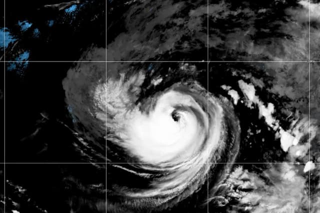 Esta imagen satelital difundida por la NOAA muestra cómo el huracán Karina se intensifica frente a la punta sur de Baja California el domingo 30 de agosto de 2026. (NOAA vía AP).
