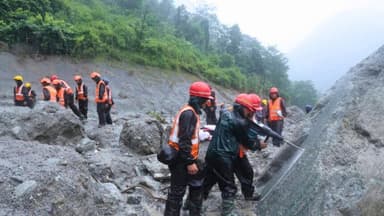 Autoridades alertan de nuevos riesgos de inundaciones tras superar los 800 muertos en Nepal y Tíbet