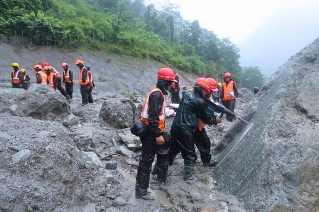 Los equipos de rescate retiran el lodo y los escombros cerca de la entrada de un túnel en el proyecto hidroeléctrico Trishuli 3A, en Rasuwa, Nepal, mientras continúan los esfuerzos para llegar hasta las personas atrapadas en el interior. (Cortesía de la Oficina del Primer Ministro de Nepal).