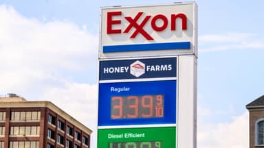 El precio del petróleo sube más del 2 por ciento tras el ataque de EE. UU. contra una isla iraní