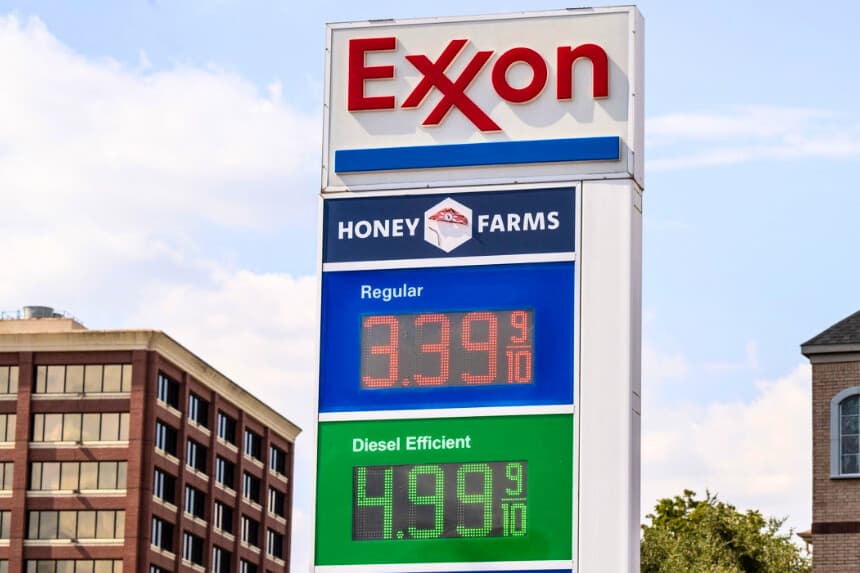 Se observan los precios de la gasolina en una estación de servicio Exxon en Houston, Texas, el 25 de agosto de 2026. (Ronaldo Schemidt/AFP vía Getty Images).