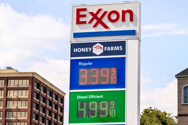 El precio del petróleo sube más del 2 por ciento tras el ataque de EE. UU. contra una isla iraní