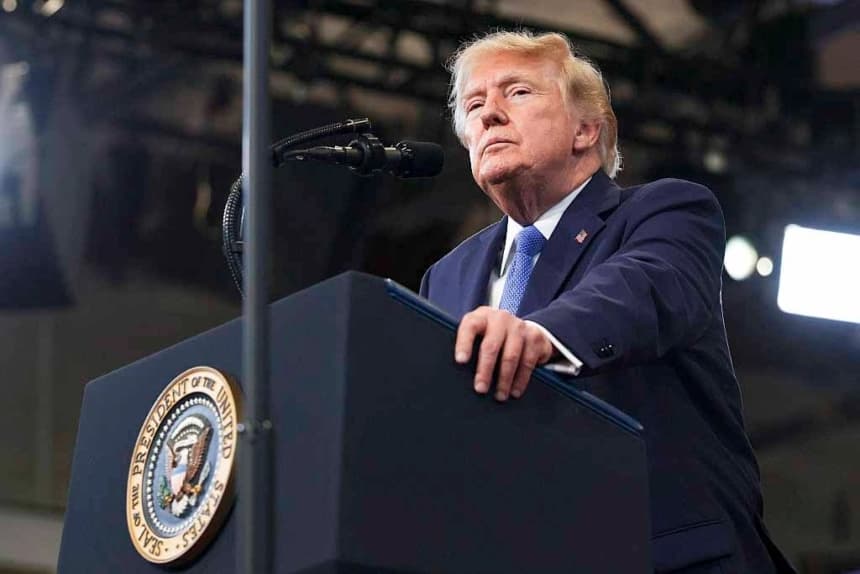 El presidente Donald Trump hace una pausa mientras pronuncia un discurso en el Centro David S. Mack de Capacitación e Inteligencia en Garden City, Nueva York, el 14 de agosto de 2026. (Samuel Corum/Getty Images)
