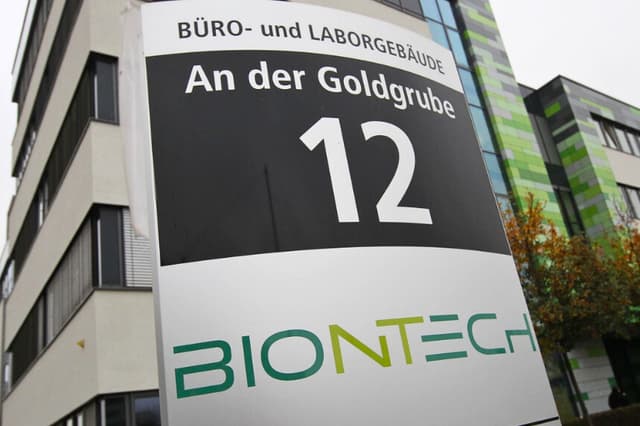El logotipo de la empresa alemana BioNTech en la sede central de la empresa en Maguncia, Alemania, el 12 de noviembre de 2020. (Daniel Roland/AFP vía Getty Images).