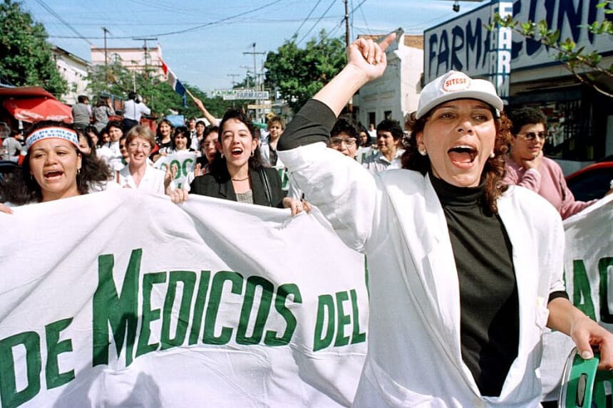Miembros del Sindicato de Trabajadores de la Salud de Paraguay marchan en el centro de Asunción el 7 de agosto (DANIEL PIRIS/AFP vía Getty Images)