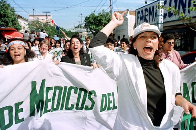Miembros del Sindicato de Trabajadores de la Salud de Paraguay marchan en el centro de Asunción el 7 de agosto (DANIEL PIRIS/AFP vía Getty Images)