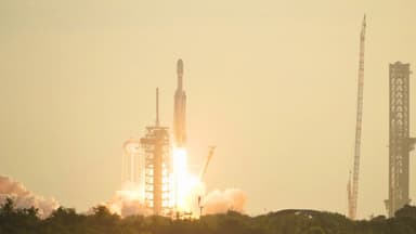Trump celebra la "edad de oro de Estados Unidos" mientras la NASA lanza un nuevo telescopio espacial