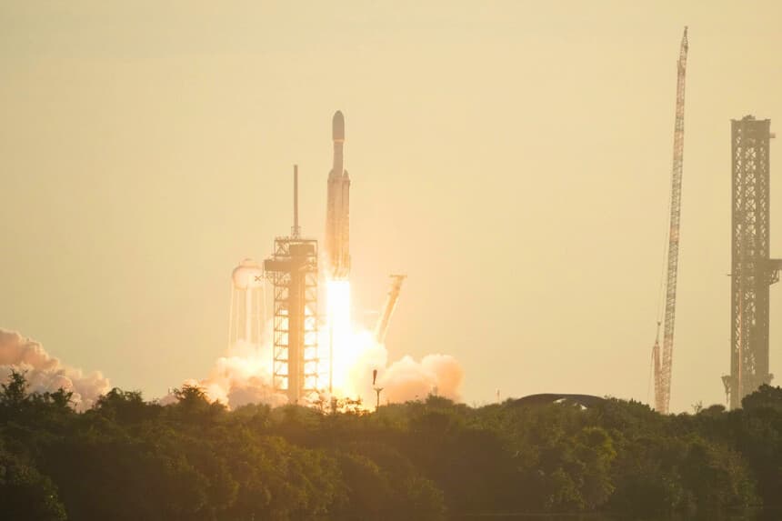 Trump celebra la "edad de oro de Estados Unidos" mientras la NASA lanza un nuevo telescopio espacial