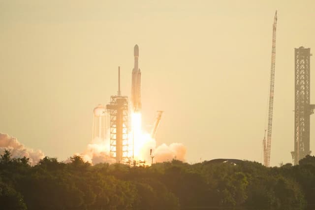 Un cohete Falcon Heavy de SpaceX cargado con el Telescopio Espacial Nancy Grace Roman de la NASA despega desde la Plataforma de Lanzamiento 39A en el Centro Espacial Kennedy, Florida, el 30 de agosto de 2026. (T.J. Muscaro/The Epoch Times).