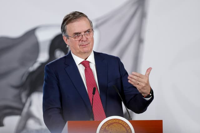 El secretario de Economía, Marcelo Ebrard, habla en una rueda de prensa en Palacio Nacional en la Ciudad de México. Imagen de archivo. (EFE/Isaac Esquivel)