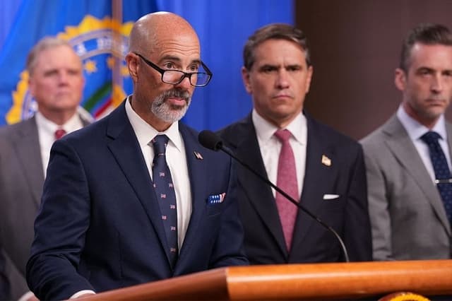 El administrador de la Administración para el Control de Drogas (DEA), Terry Cole (2° a la Izq.), acompañado, de izquierda a derecha, por el fiscal general interino Todd Blanche (2° a la Dcha.), habla durante una conferencia de prensa en la que se anuncian los resultados anuales de las operaciones contra el fraude en el sector de la salud, en el Departamento de Justicia en Washington, D.C., el 23 de junio de 2026. (Ken Cedeno / AFP vía Getty Images)