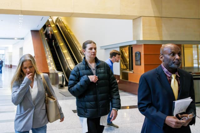 Aimee Bock (C), fundadora y directora ejecutiva de la organización sin fines de lucro Feeding Our Future, llega al tribunal federal de Minneapolis con su abogado, Ken Udoibok (D), en Minneapolis el 19 de marzo de 2025. (Kerem Yücel/Minnesota Public Radio vía AP).