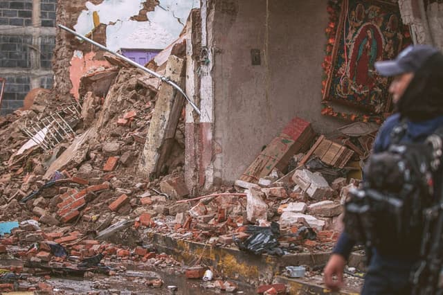 Un oficial de la Policía Estatal camina entre los escombros causados por la explosión de un auto bomba frente a la comisaría municipal de Ojocaliente, Zacatecas, México, el 31 de agosto de 2026. Un auto bomba explotó la noche del 30 de agosto frente a una comisaría en México, hiriendo a seis personas, según informaron las autoridades. El ataque tuvo lugar en el estado de Zacatecas, que cuenta con rutas clave para el tráfico de drogas. (Jess Mireles / AFP vía Getty Images)