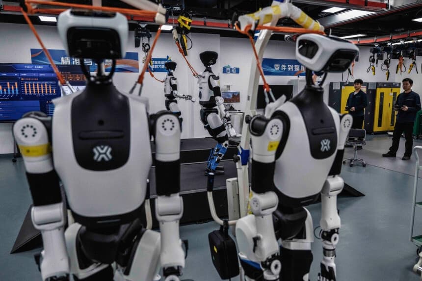 Los ingenieros realizan pruebas en robots humanoides en la planta de producción de X-Humanoid en el Centro de Innovación en Robótica Humanoide de Beijing en Beijing, China, el 20 de marzo de 2026. (Kevin Frayer/Getty Images).