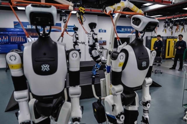 Los ingenieros realizan pruebas en robots humanoides en la planta de producción de X-Humanoid en el Centro de Innovación en Robótica Humanoide de Beijing en Beijing, China, el 20 de marzo de 2026. (Kevin Frayer/Getty Images).