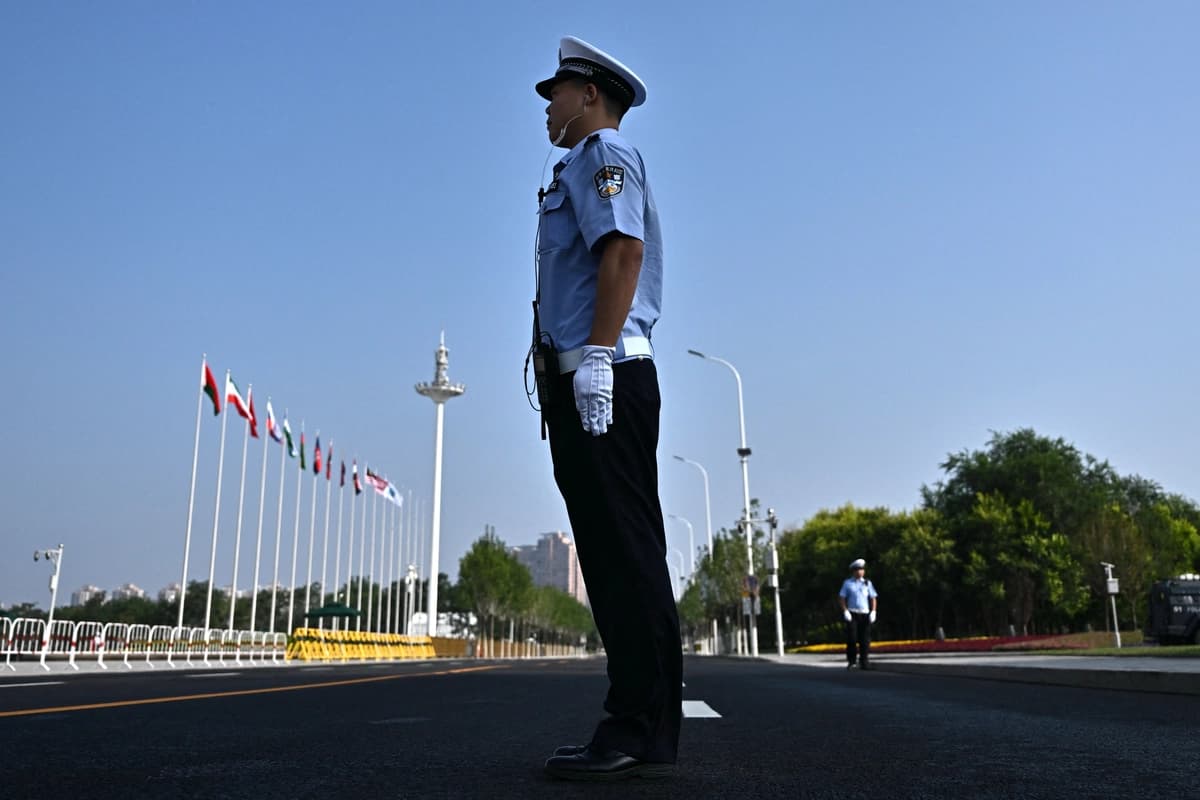 Un agente de policía monta guardia a las afueras del Centro de Convenciones y Exposiciones Meijiang de Tianjin durante la cumbre de la Organización de Cooperación de Shanghái en Tianjin, China, el 1 de septiembre de 2025. (Pedro Pardo/AFP vía Getty Images)