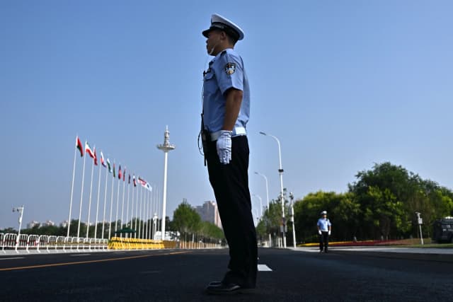 Un agente de policía monta guardia a las afueras del Centro de Convenciones y Exposiciones Meijiang de Tianjin durante la cumbre de la Organización de Cooperación de Shanghái en Tianjin, China, el 1 de septiembre de 2025. (Pedro Pardo/AFP vía Getty Images)