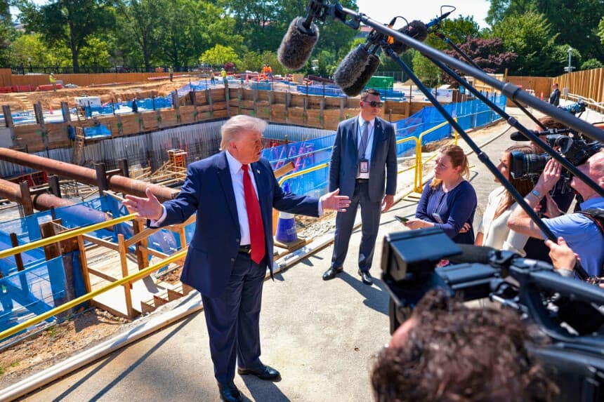 El presidente Donald Trump habla ante los medios junto a carteles de su propuesto salón de baile de la Casa Blanca en medio de obras en la Casa Blanca de Washington el 19 de mayo de 2026. (Chip Somodevilla/Getty Images).